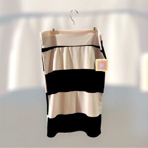 LuLaRoe Black and White Cassie Pencil skirt.  OS.  NWT. 💜💅🥸